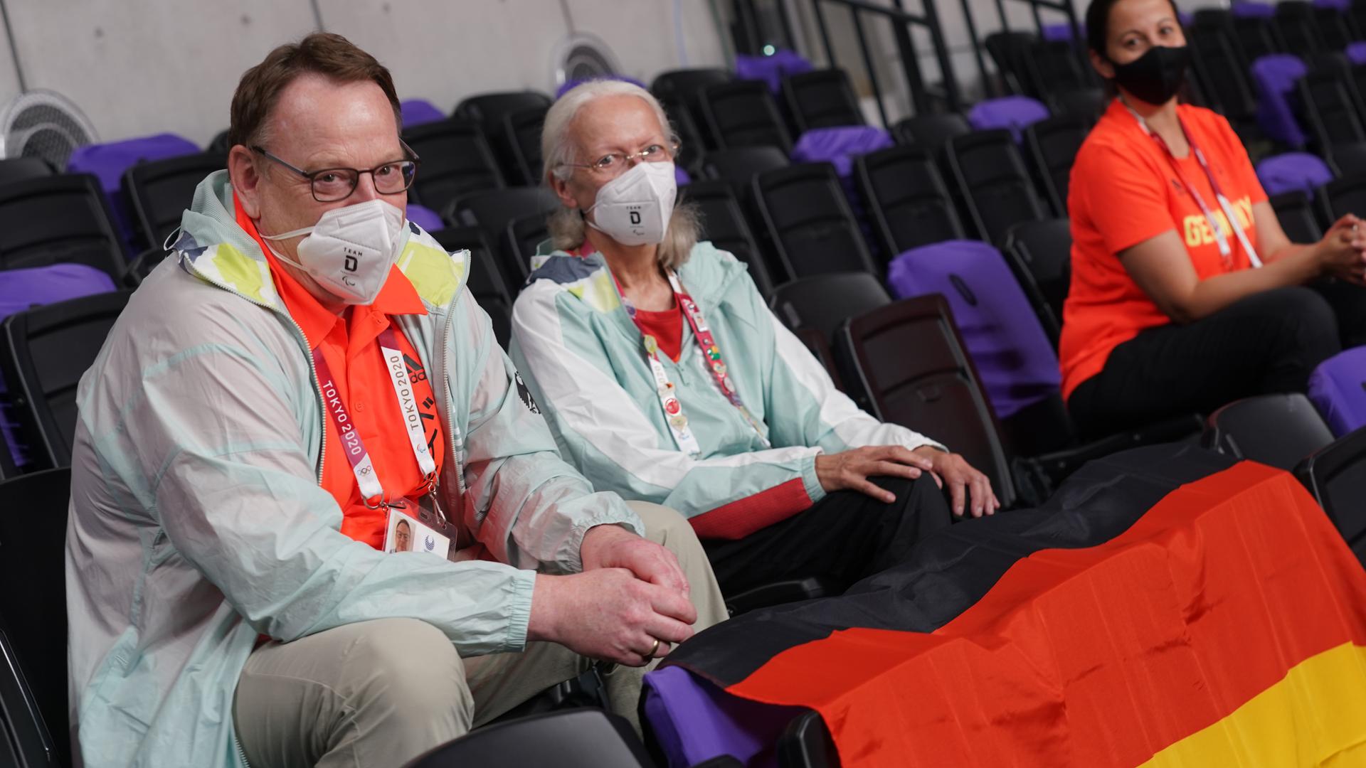 Torsten Burmester (li.), der neue DOSB-Vorstandschef sitzt neben Vera Jaron, der Vizepräsidentin des Deutschen Behindertensportverbandes Torsten Burmester (li.), der neue DOSB-Vorstandschef sitzt neben Vera Jaron, der Vizepräsidentin des Deutschen Behindertensportverbandes