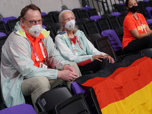 Torsten Burmester (li.), der neue DOSB-Vorstandschef sitzt neben Vera Jaron, der Vizepräsidentin des Deutschen Behindertensportverbandes Torsten Burmester (li.), der neue DOSB-Vorstandschef sitzt neben Vera Jaron, der Vizepräsidentin des Deutschen Behindertensportverbandes