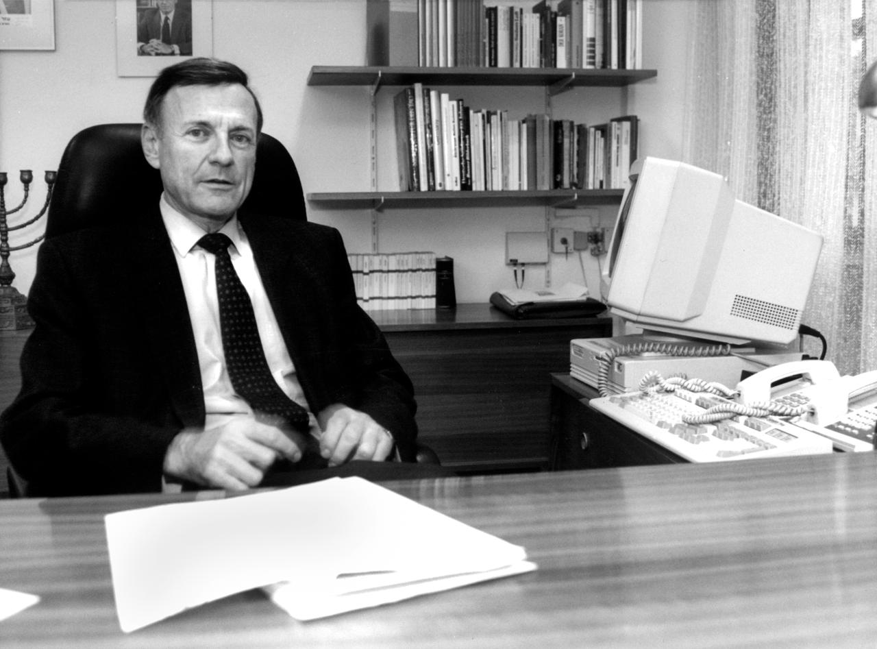 Der israelische Botschafter in der Bundesrepublik Deutschland, Avi Primor, am 06.12.1993 in seinem Büro in Bonn.