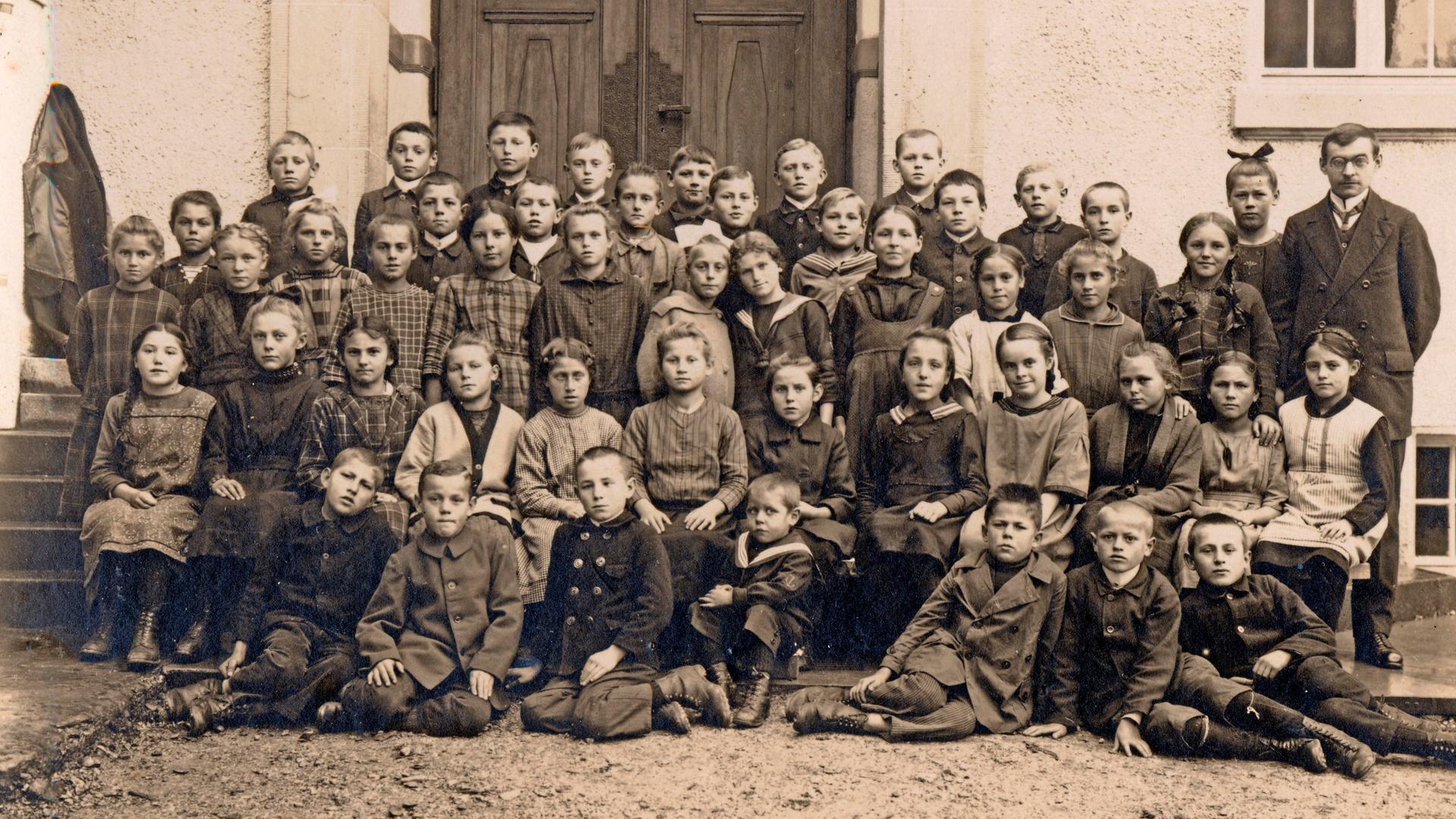 Historisches Foto: Eine Schulklasse mit sehr vielen Kindern in Deutschland, ca. 1906. Historisches Foto: Eine Schulklasse mit sehr vielen Kindern in Deutschland, ca. 1906.