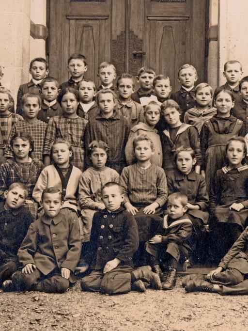 Historisches Foto: Eine Schulklasse mit sehr vielen Kindern in Deutschland, ca. 1906.