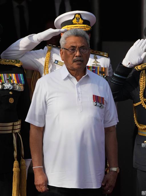 Gotabaya Rajapaksa steht bei einer Feier zur Unabhängigkeit in Colombo. Hinter ihm sind Musiker. 