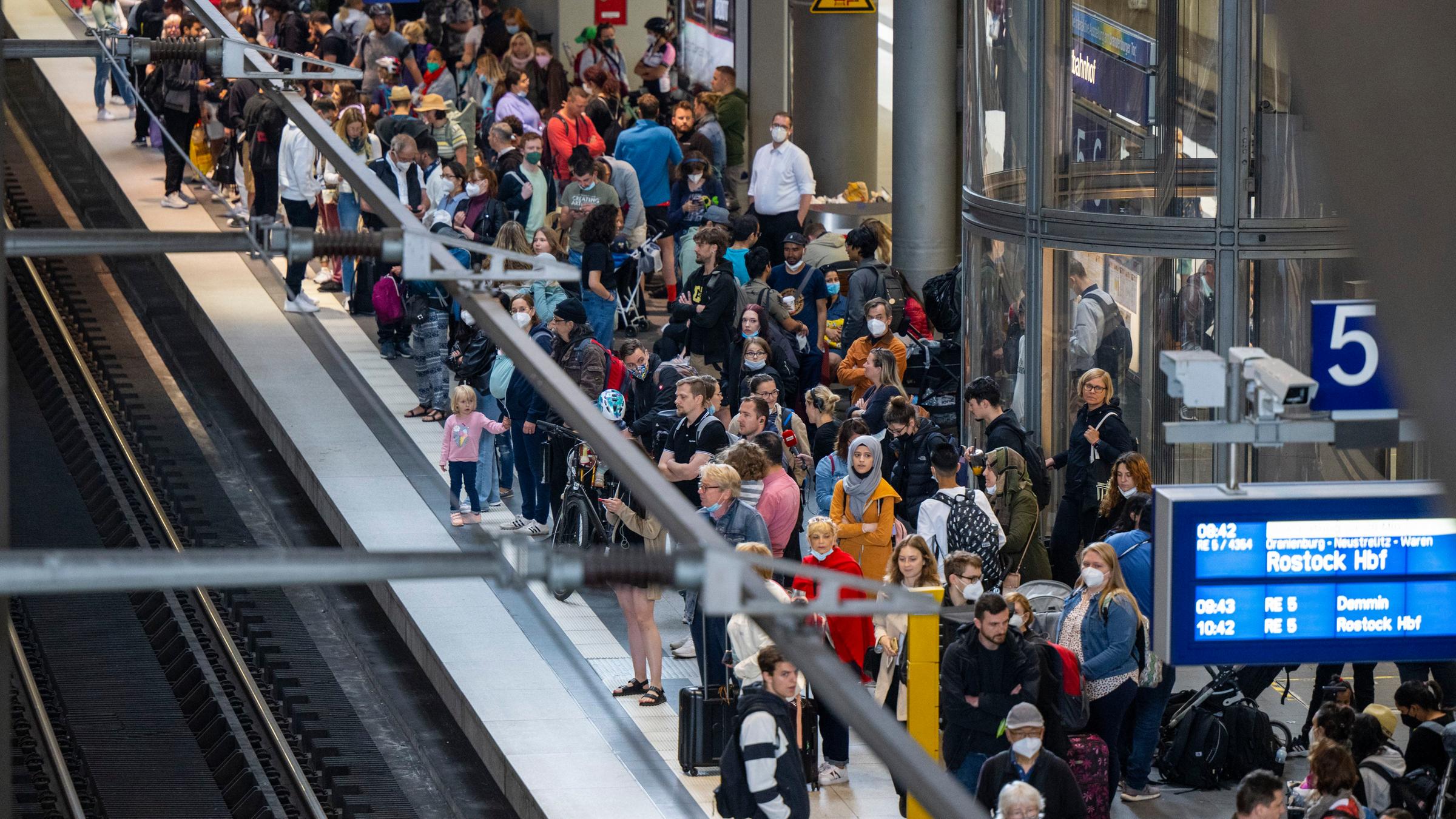 Zahlreiche Menschen warten am Hauptbahnhof auf einen Regionalzug der Linie RE5 nach Rostock. 