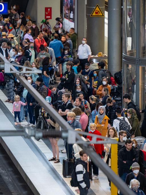 Zahlreiche Menschen warten am Hauptbahnhof auf einen Regionalzug der Linie RE5 nach Rostock. 