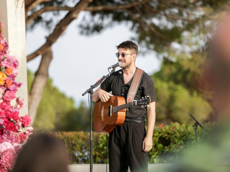 Marcus Mumford gibt ein Solo-Konzert auf der Bühne der Villa Mirazur in Cannes, Frankreich.