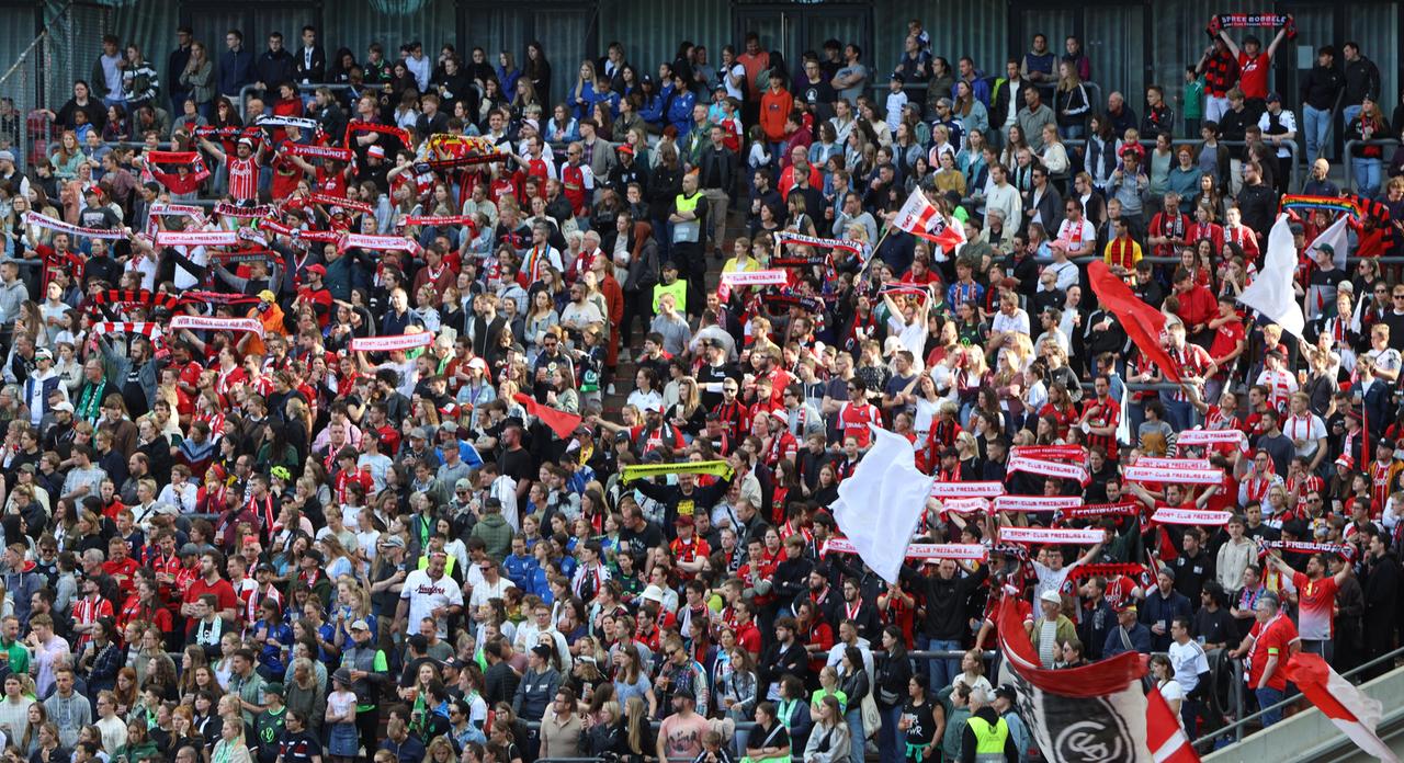 Die Fans der Freiburgerinnen im ausverkauften Rheinenergie-Stadion beim Pokalfinale VfL Wolfsburg gegen SC Freiburg 2023.