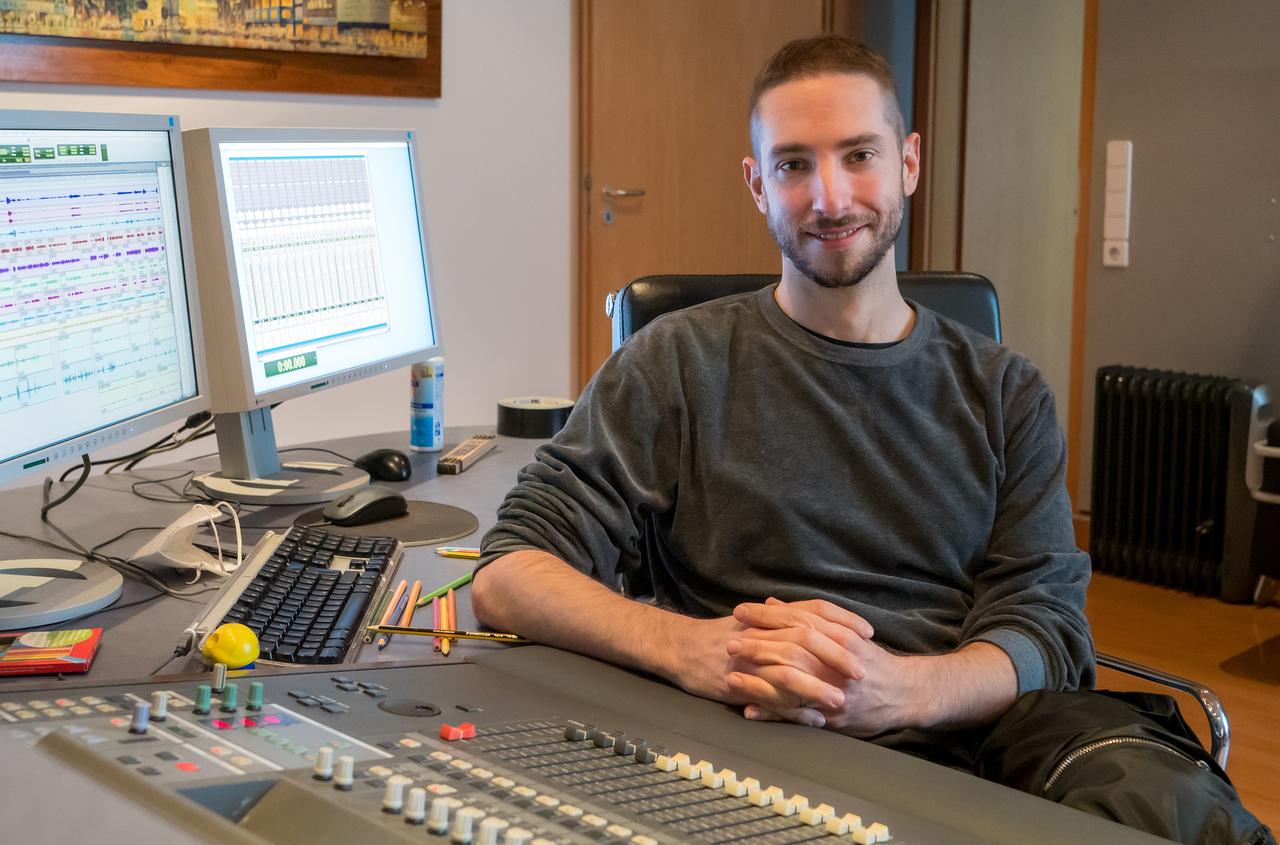 Theater- und Hörspielmacher Noam Brusilosvky im SWR2 Hörspiel-Studio Theater- und Hörspielmacher Noam Brusilosvky im SWR2 Hörspiel-Studio