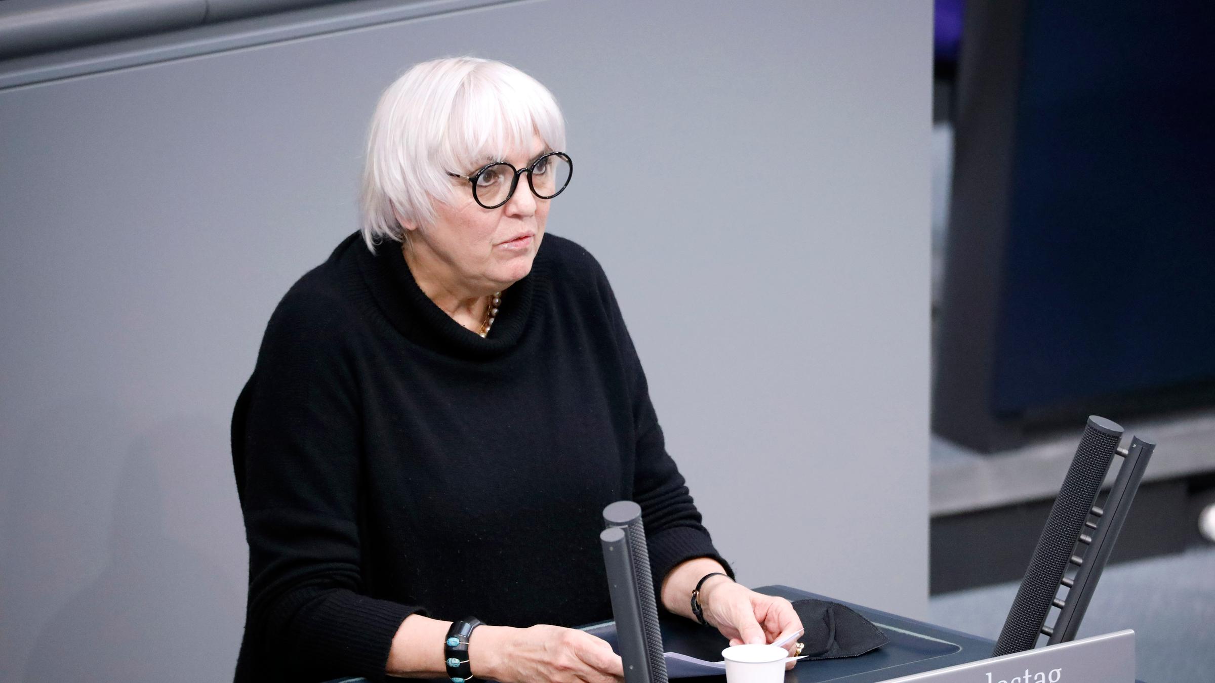 Kulturstaatsministerin Claudia Roth in der 20. Sitzung des Deutschen Bundestages im Reichstagsgebäude. Berlin, 17.03.2022