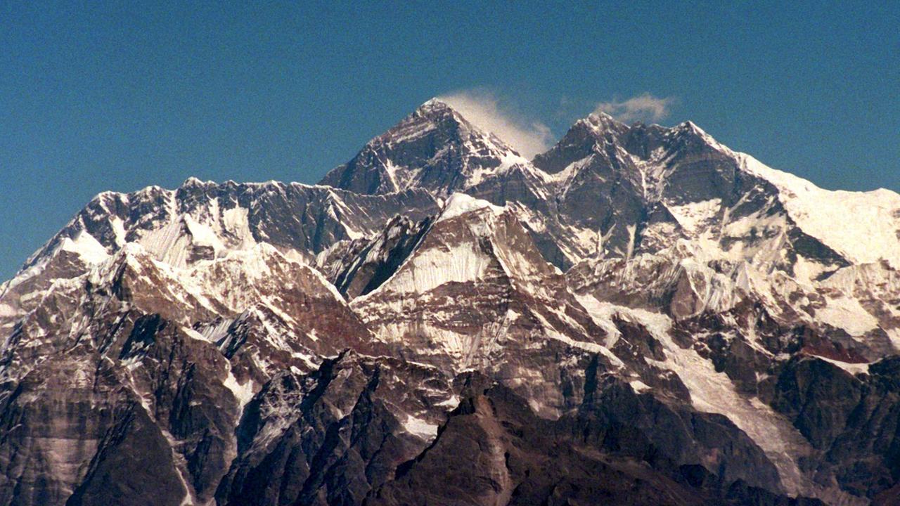 Blick auf das schneebedeckte Himalaja-Massiv, mit dem Mount Everest in der Mitte.