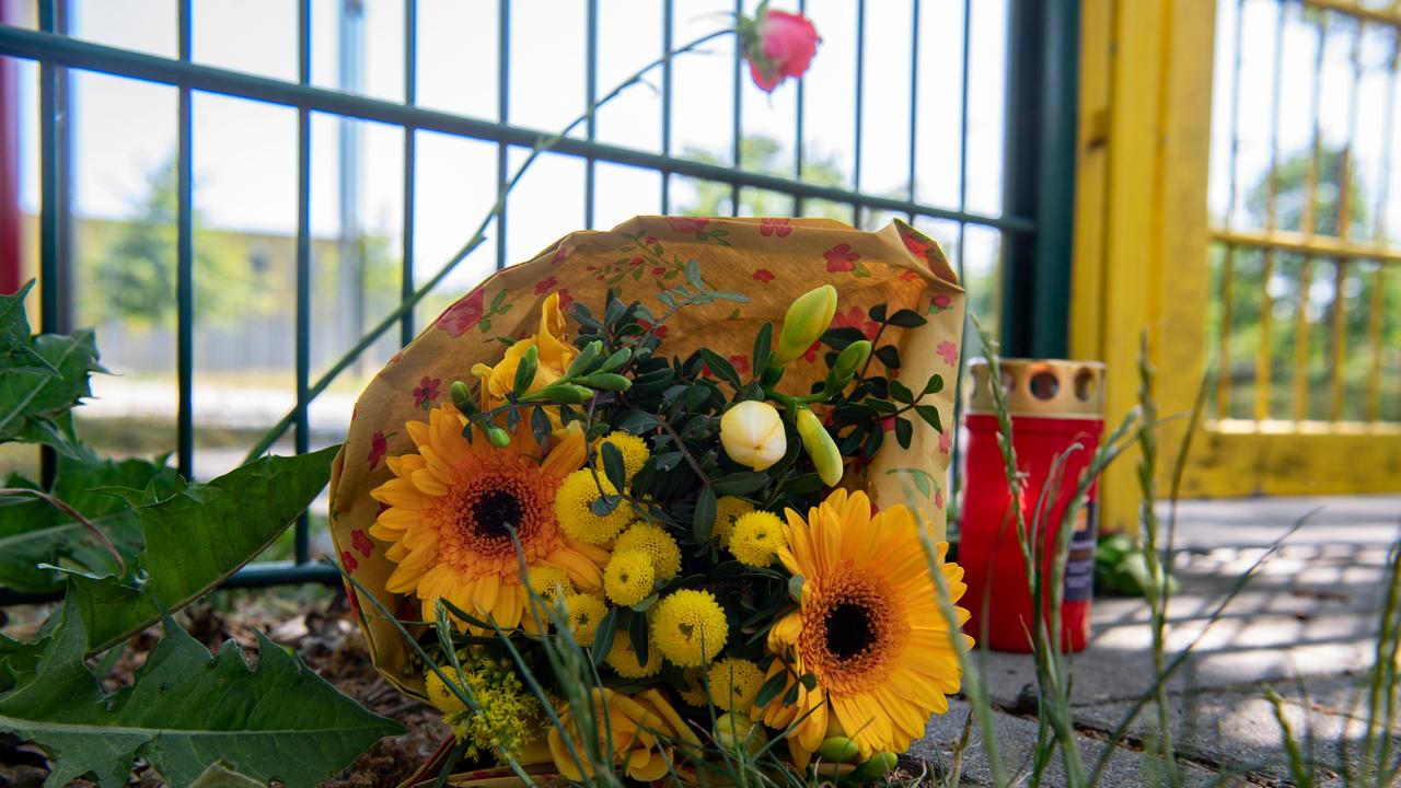 Blumen und eine Kerze erinnern an einem Zaun in Lichtenberg an einen 15-Jährigen aus Berlin, der nach einer Schlägerei bei einem Turnier in Frankfurt/Main verstarb.