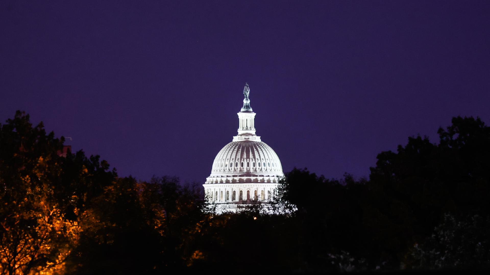 Das angestrahlte Capitol in Washigton DC bei Nacht Das angestrahlte Capitol in Washigton DC bei Nacht