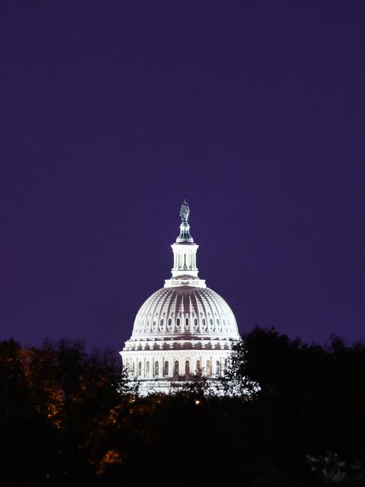 Das angestrahlte Capitol in Washigton DC bei Nacht