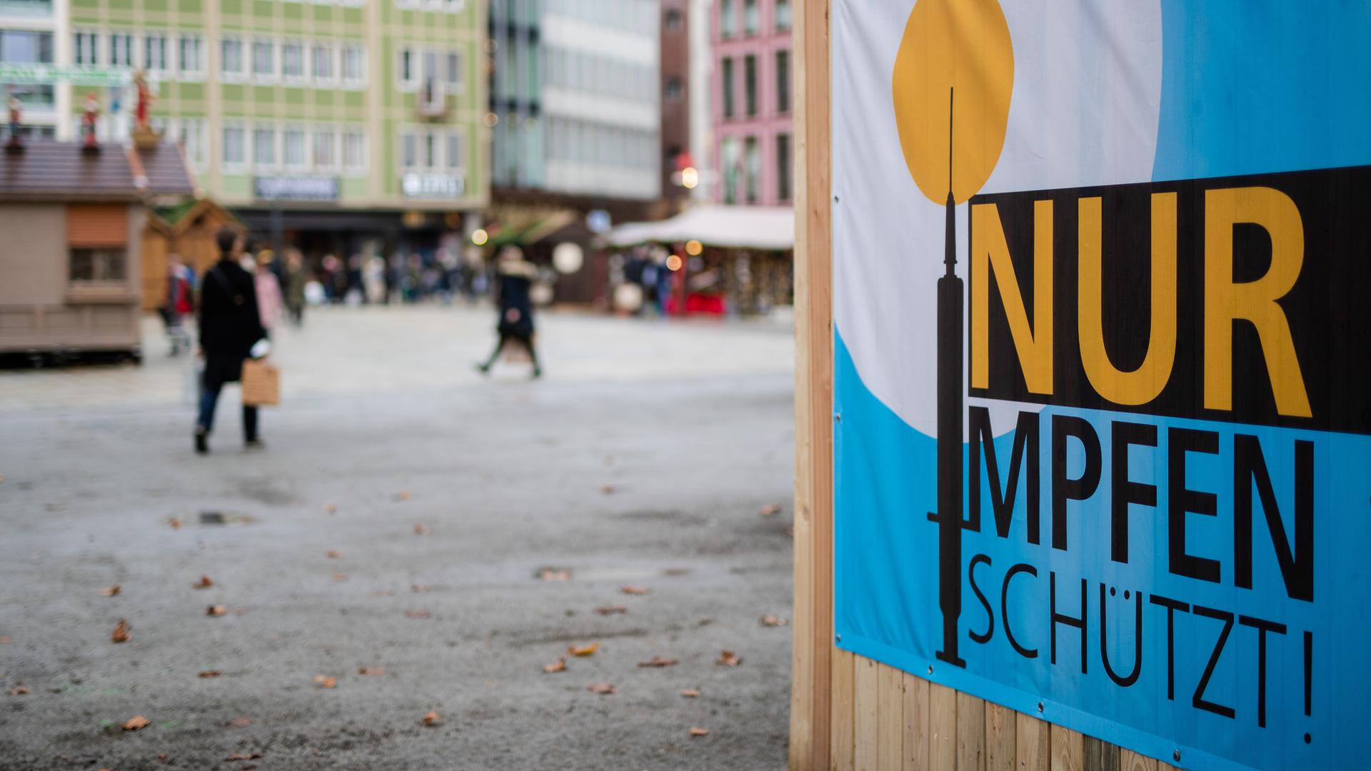 "Nur Impfen schützt!" steht auf einem Banner der Stadt Stuttgart geschrieben. Seit diesem Samstag gelten in Baden-Württemberg verschärfte Corona-Regeln. "Nur Impfen schützt!" steht auf einem Banner der Stadt Stuttgart geschrieben. Seit diesem Samstag gelten in Baden-Württemberg verschärfte Corona-Regeln.