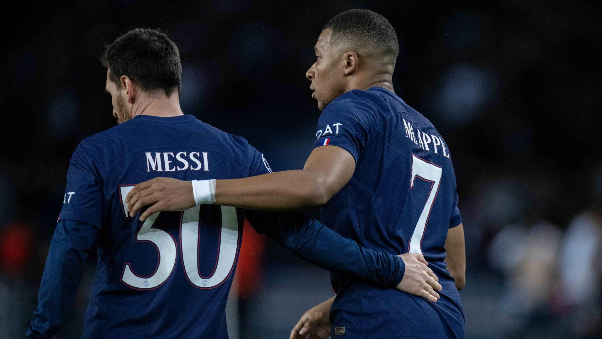 Lionel Messi und Kylian Mbappe, zwei Superstars der WM 2022 in Katar, spielen gemeinsam beim französischen Verein Paris Saint-Germain. Lionel Messi und Kylian Mbappe, zwei Superstars der WM 2022 in Katar, spielen gemeinsam beim französischen Verein Paris Saint-Germain.