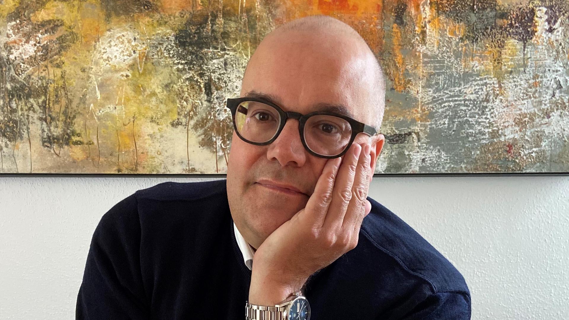 Portrait von Jens Kersten, er stützt den Kopf in die Hand. Portrait von Jens Kersten, er stützt den Kopf in die Hand.