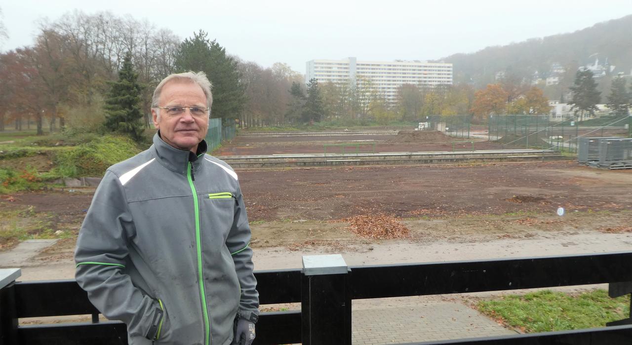 Karl-Horst Gödtel vom HTC Bad Neuenahr vor reparablen Tennisplätzen Karl-Horst Gödtel vom HTC Bad Neuenahr vor reparablen Tennisplätzen