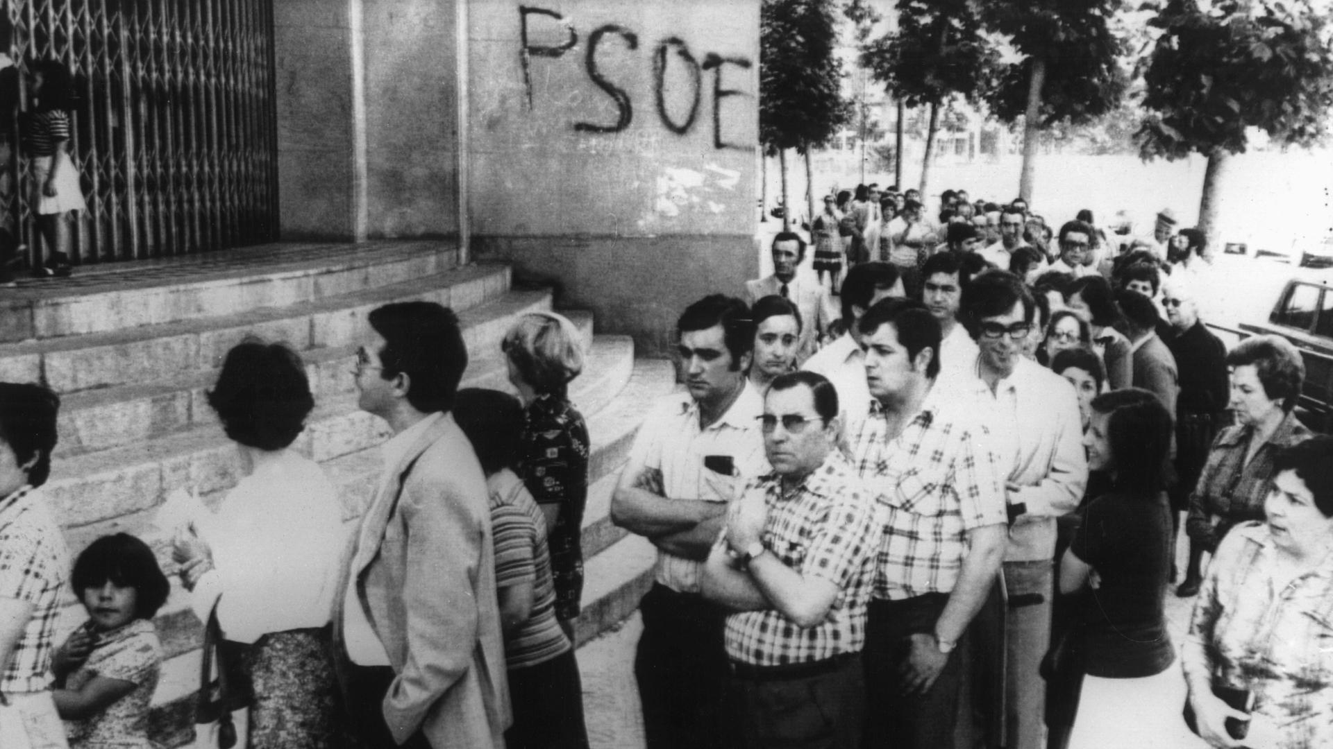 Eine lange Schlange bildete sich schon vor der Öffnung des Wahllokals in einem Arbeitervorort von Barcelona Eine lange Schlange bildete sich schon vor der Öffnung des Wahllokals in einem Arbeitervorort von Barcelona