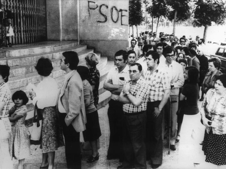 Eine lange Schlange bildete sich schon vor der Öffnung des Wahllokals in einem Arbeitervorort von Barcelona