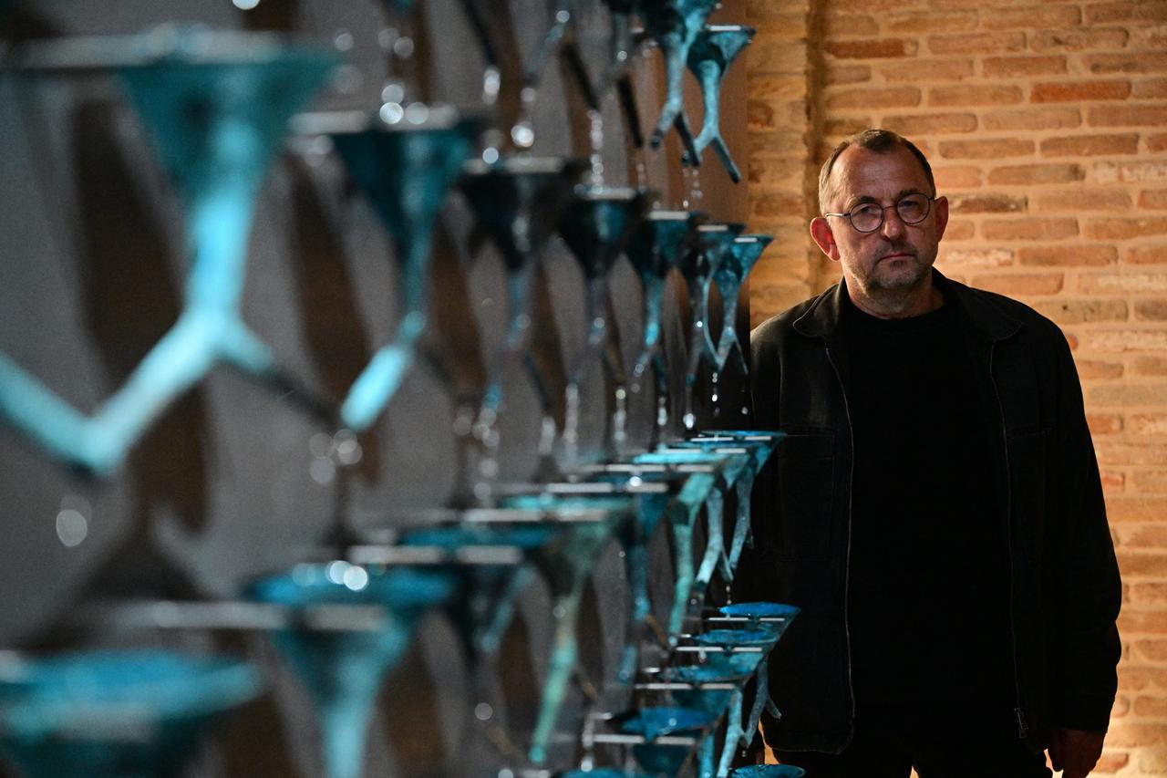 Der ukrainische Künstler Pavlo Makov posiert vor seinem "Brunnen der Erschöpfung" im Pavillon der Ukraine auf der 59. Kunstbiennale in Venedig. Der ukrainische Künstler Pavlo Makov posiert vor seinem "Brunnen der Erschöpfung" im Pavillon der Ukraine auf der 59. Kunstbiennale in Venedig.