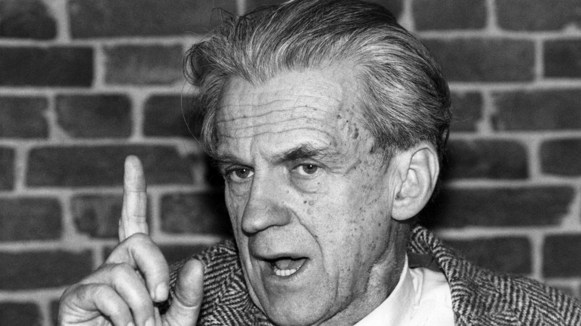 Der Literaturwissenschaftler, Schriftsteller und Kritiker Walter Jens (1923 - 2013) in einer Aufnahme aus dem 1991. Der Literaturwissenschaftler, Schriftsteller und Kritiker Walter Jens (1923 - 2013) in einer Aufnahme aus dem 1991.