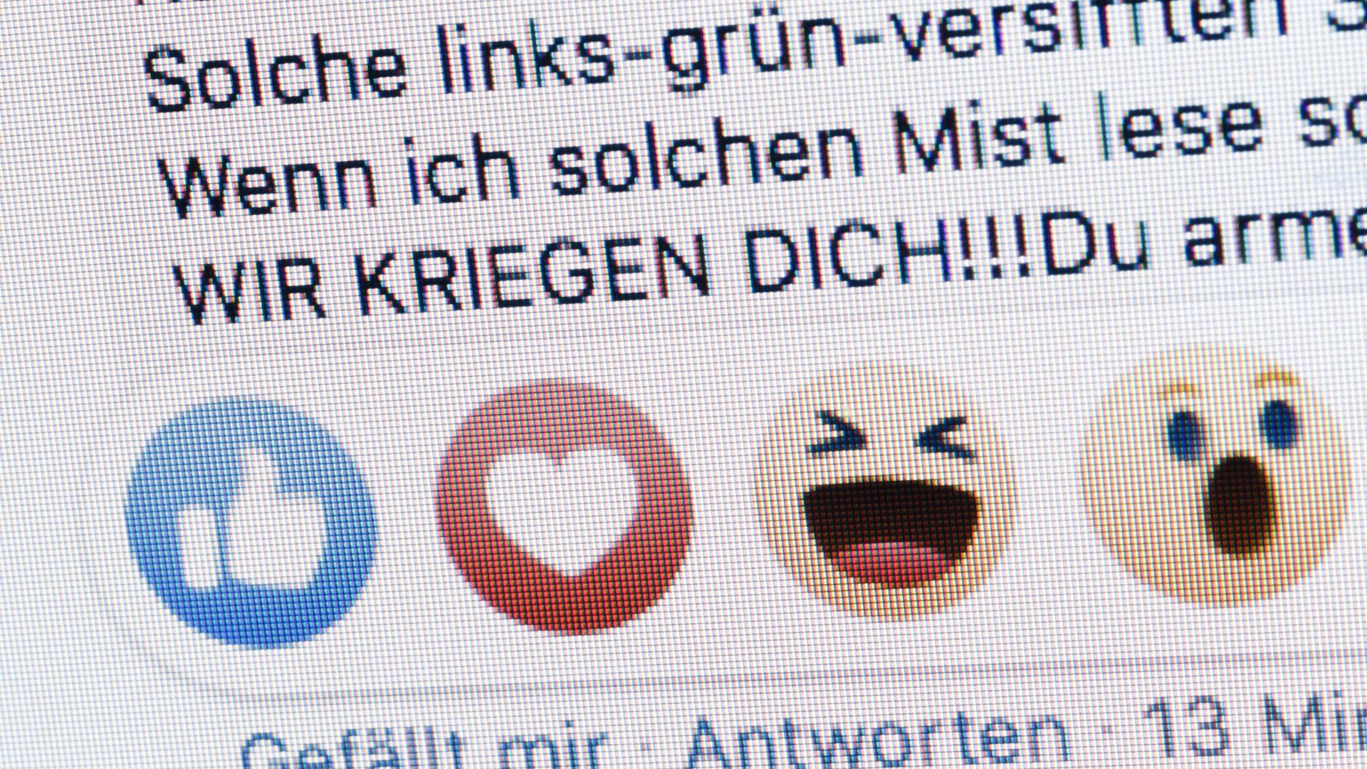 Symbolfoto: Neben dem "Gefällt mir Button" von Facebook sind die Worte "Wir kriegen dich zu sehen".