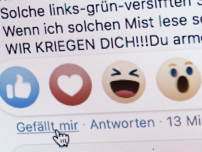Symbolfoto: Neben dem "Gefällt mir Button" von Facebook sind die Worte "Wir kriegen dich zu sehen".