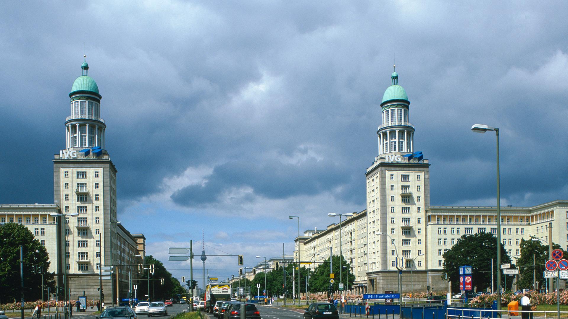 Die einstige Stalinallee in Berlin-Friedrichshain heißt heute Karl-Marx-Allee. Im Vordergrund die Kopfbauten des Architekten Hermann Henselmann am U-Bahnhof Frankfurter Tor