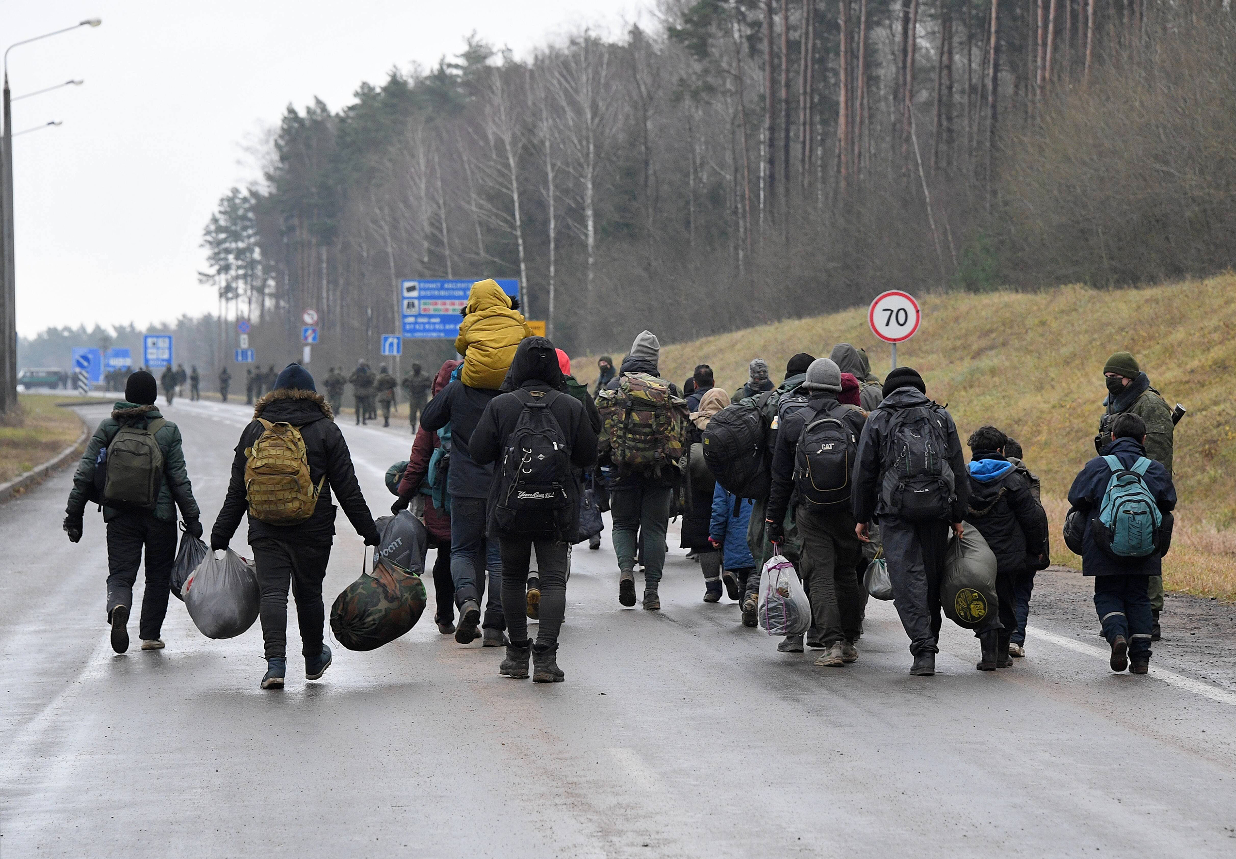 Границы белоруссии сегодня новости последние. Беженцы с Украины. Мигранты на польской границе. Мигранты Украины. Украинские мигранты.