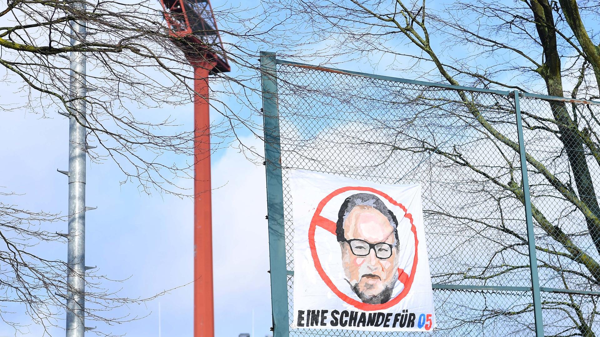 Banner der Fans des KFC Uerdingen vor der Grotenburg in Krefeld gegen den einstigen Investor Mikhail Ponomarev Banner der Fans des KFC Uerdingen vor der Grotenburg in Krefeld gegen den einstigen Investor Mikhail Ponomarev