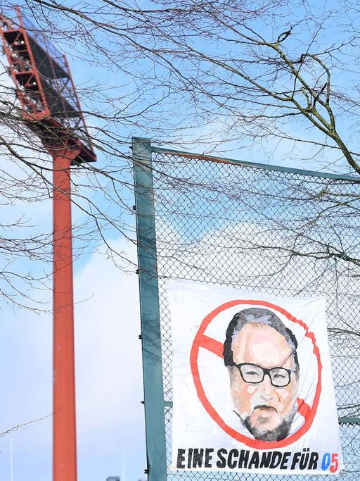 Banner der Fans des KFC Uerdingen vor der Grotenburg in Krefeld gegen den einstigen Investor Mikhail Ponomarev