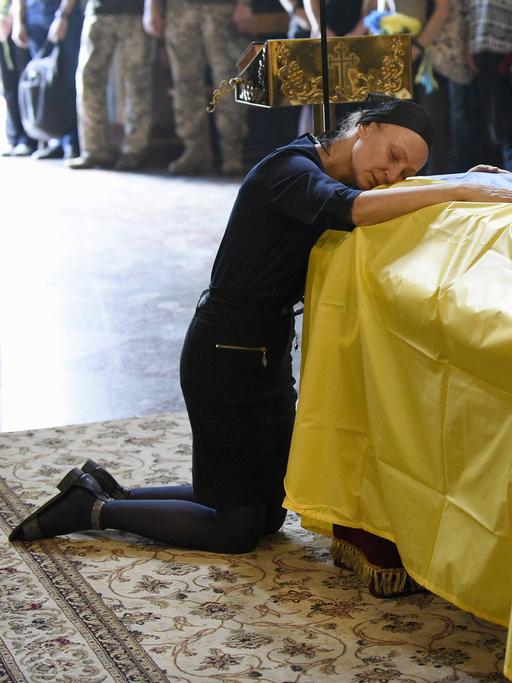 Beerdigung des ukrainischen Soldaten Roman Barvinok im Agust in Kiew. Eine Mutter trauert am Sarg um ihren Sohn. 