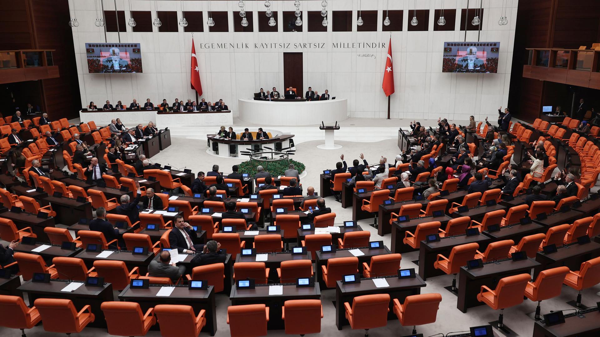 Türkische Gesetzgeber stimmen im Parlament für den Antrag Finnlands über den Beitritt zur NATO ab.