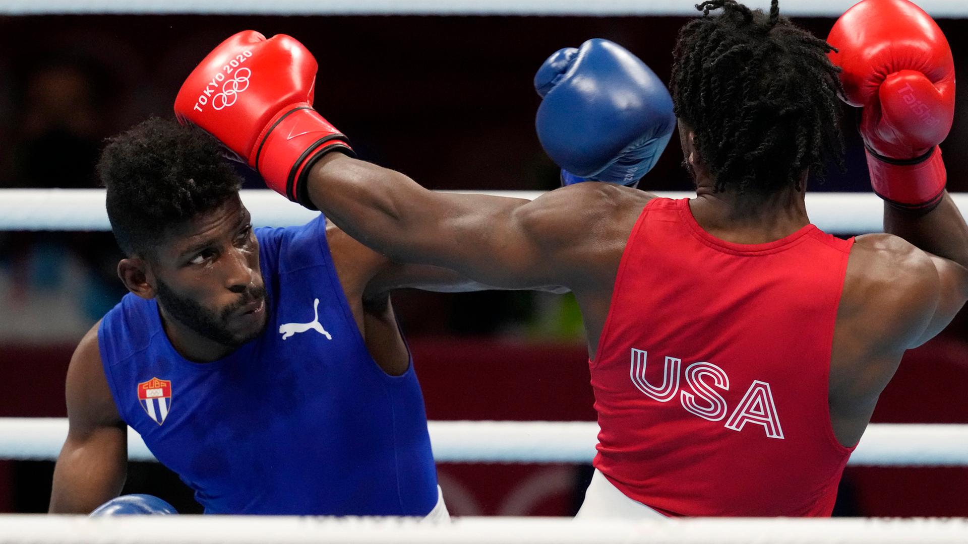 Kubas Andy Cruz (l.) gegen den US-Amerikaner Keyshawn Davis beim olympischen Box-Wettbewerb in Tokio
