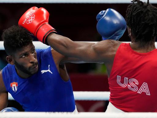 Kubas Andy Cruz (l.) gegen den US-Amerikaner Keyshawn Davis beim olympischen Box-Wettbewerb in Tokio