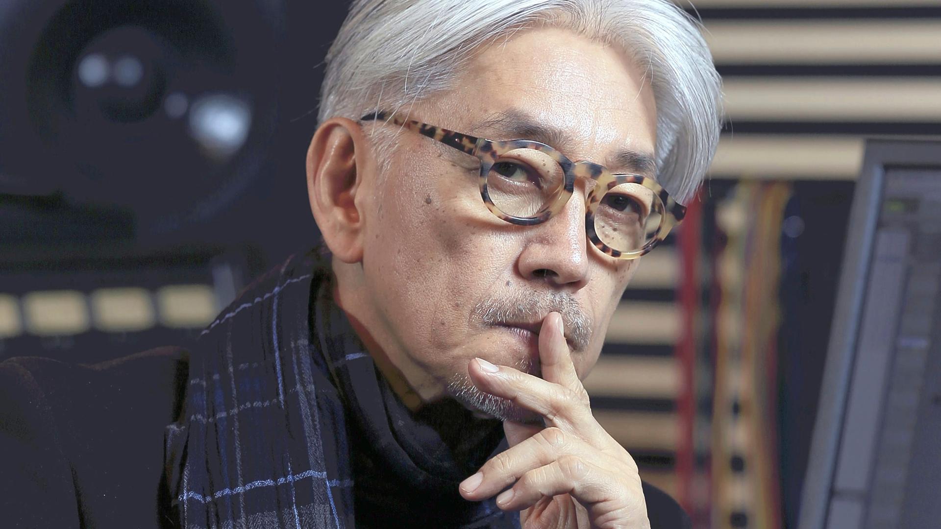 Portraitaufnahme eines älteren weißhaarigen japanischen Mannes, er legt den Finger auf die Lippen Portraitaufnahme eines älteren weißhaarigen japanischen Mannes, er legt den Finger auf die Lippen