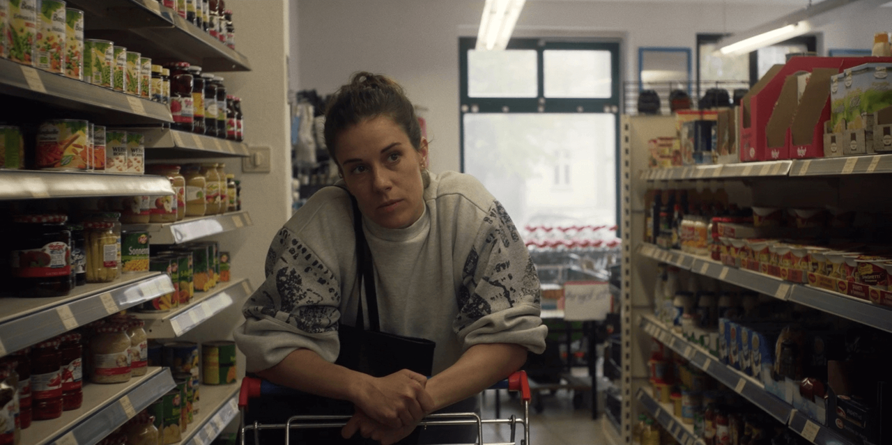 Die Hauptfigur des Films "Alle reden übers Wetter", Clara, schiebt einen Einkaufswagen durch den Supermarkt ihres Heimatdorfes in Mecklenburg-Vorpommern. Die Hauptfigur des Films "Alle reden übers Wetter", Clara, schiebt einen Einkaufswagen durch den Supermarkt ihres Heimatdorfes in Mecklenburg-Vorpommern.