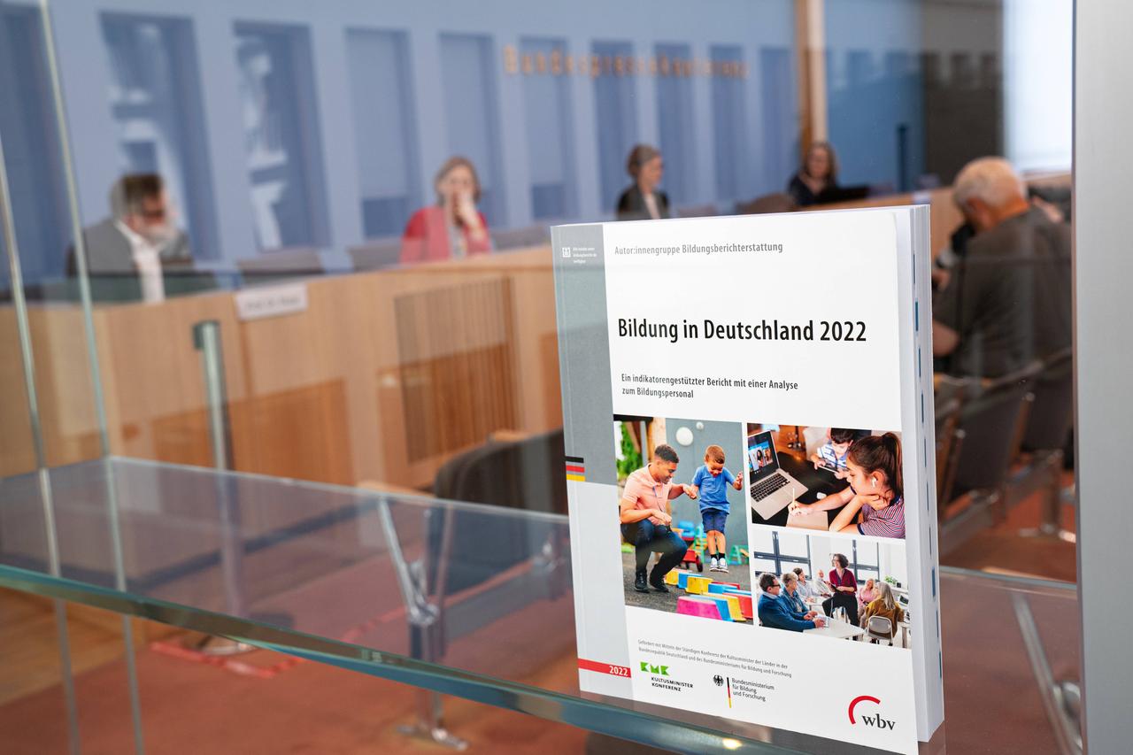 Der Bildungsbericht 2022 wird in der Bundespressekonferenz gezeigt. Der Bildungsbericht 2022 wird in der Bundespressekonferenz gezeigt.