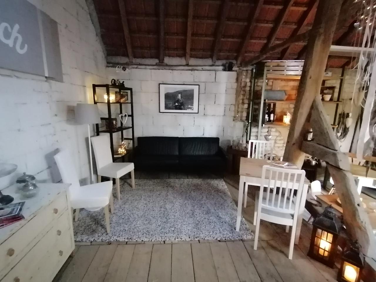 In einem alten Fachwerkhaus ist eine gemütliche Sofaecke eingerichtet. In einem alten Fachwerkhaus ist eine gemütliche Sofaecke eingerichtet.