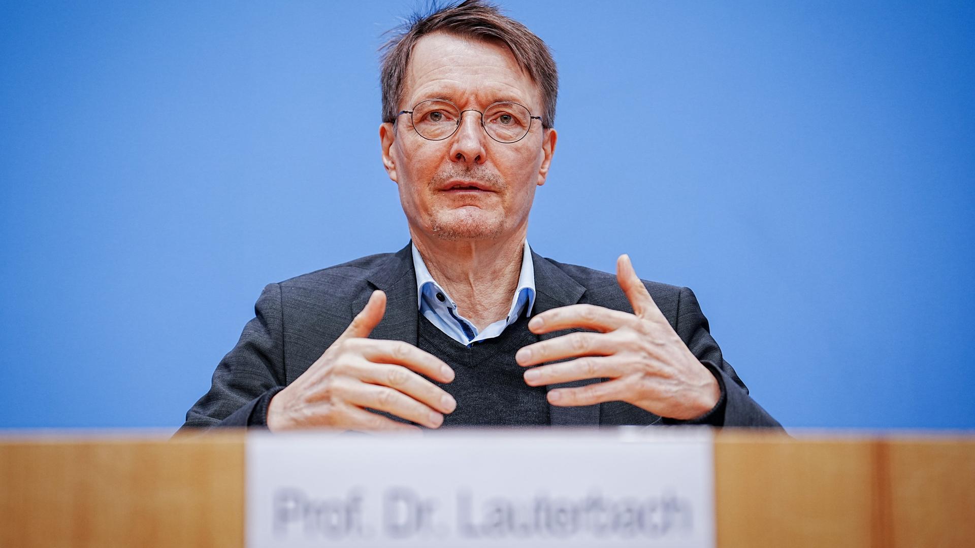 Berlin: Karl Lauterbach, Bundesminister für Gesundheit, gibt eine Pressekonferenz.