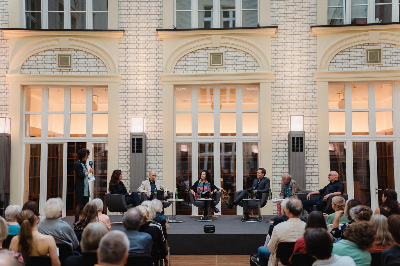 Von links nach rechts: Monika Künzel, Andrea Moses, Jascha Nemtsov, Julia Spinola, Simon Strauß, Rüdiger Safranski, Sergio Morabito. Von links nach rechts: Monika Künzel, Andrea Moses, Jascha Nemtsov, Julia Spinola, Simon Strauß, Rüdiger Safranski, Sergio Morabito.