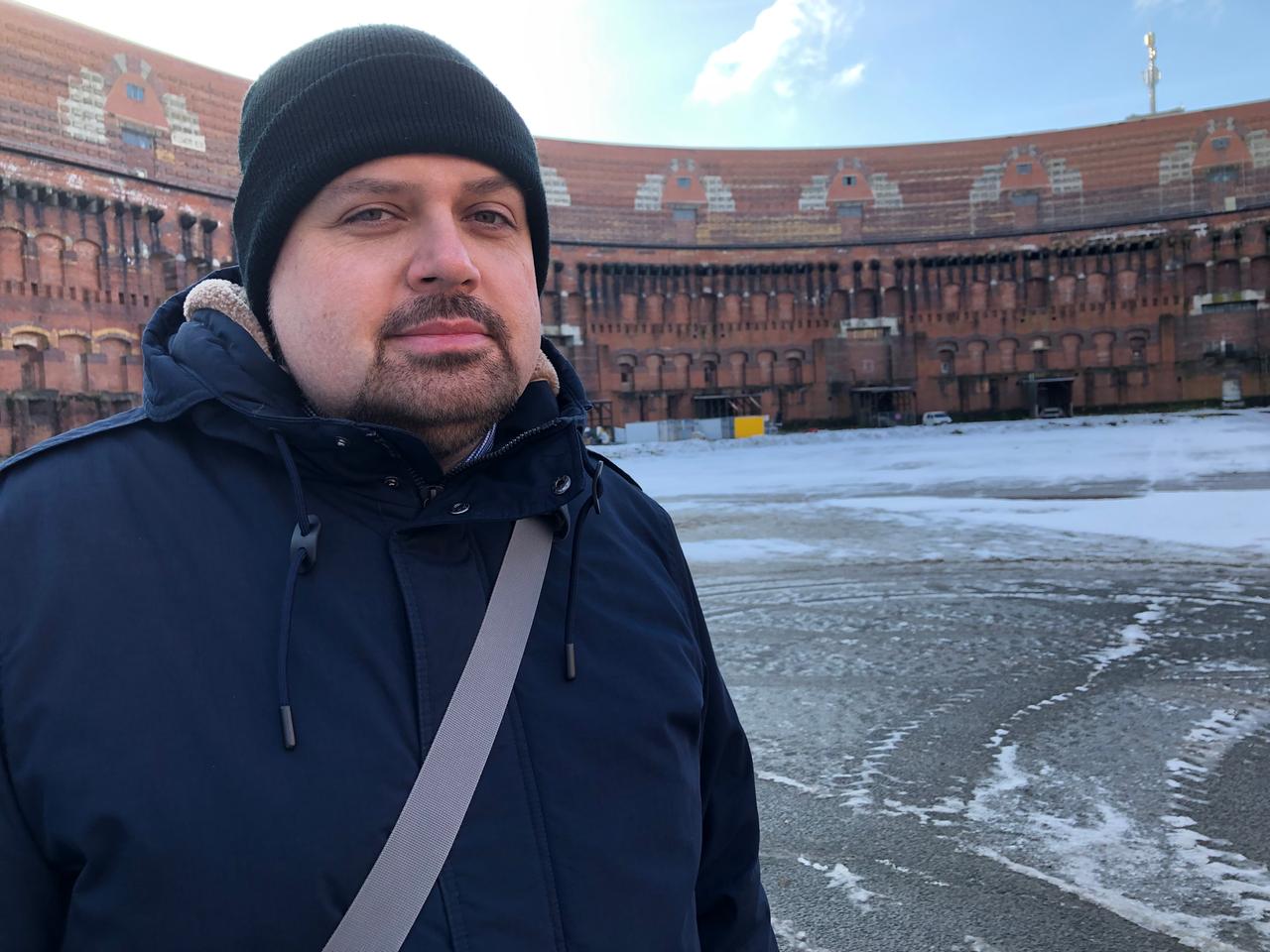 Porträtfoto des Historikers Pascal Metzger im Innenhof der Nürnberger Kongresshalle. Porträtfoto des Historikers Pascal Metzger im Innenhof der Nürnberger Kongresshalle.
