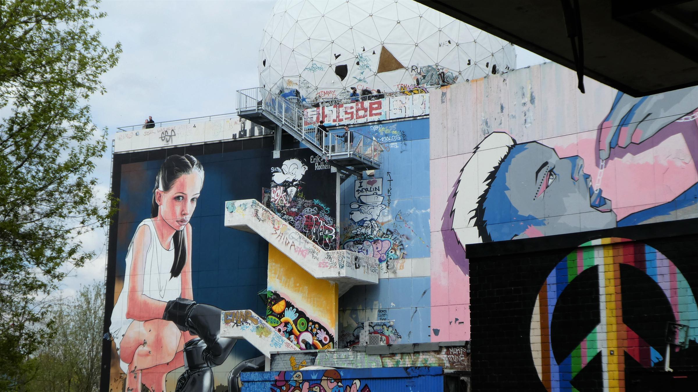 Graffiti an der ehemaligen Abhörstation auf dem Berliner Teufelsberg