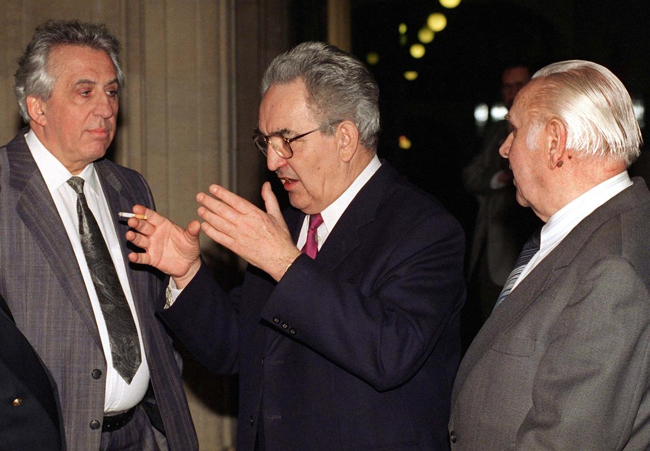 Vor Beginn eines Verhandlungstages diskutiert der ehemalige Staatsratsvorsitzende Egon Krenz am 30.1.1997 mit den früheren Politbüromitgliedern Günter Kleiber und Horst Dohlus (l-r) im Kriminalgericht Berlin-Moabit