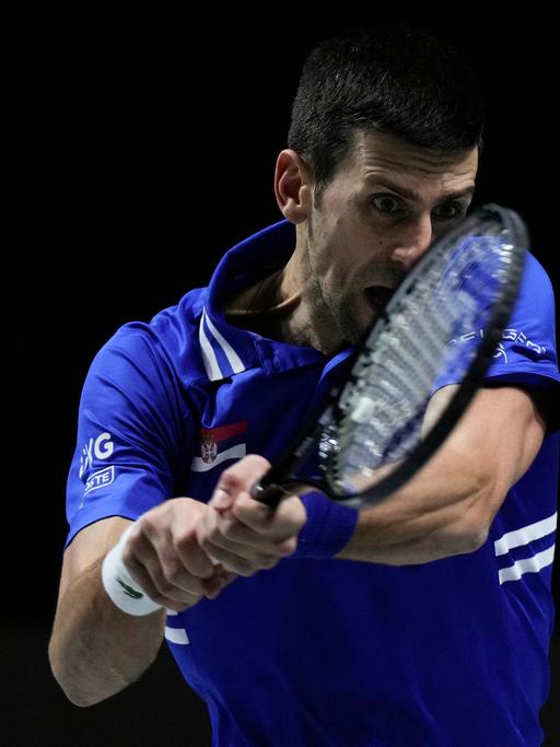 Das Bild zeigt den Tennis-Profi Novak Djokovic. Er schlägt eine Rückhand