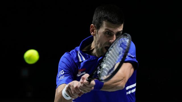 Das Bild zeigt den Tennis-Profi Novak Djokovic. Er schlägt eine Rückhand