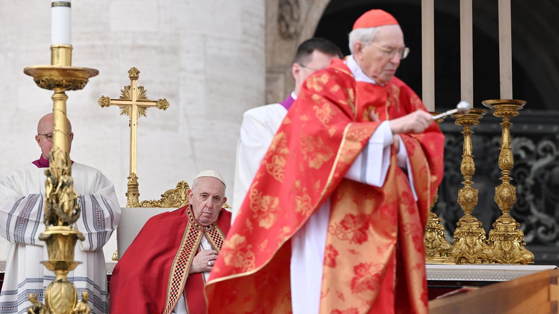 Papst Franziskus sitzt während der Beerdigung des emeritierten Papst Benedikt XVI. vor dem Petersdom Papst Franziskus sitzt während der Beerdigung des emeritierten Papst Benedikt XVI. vor dem Petersdom