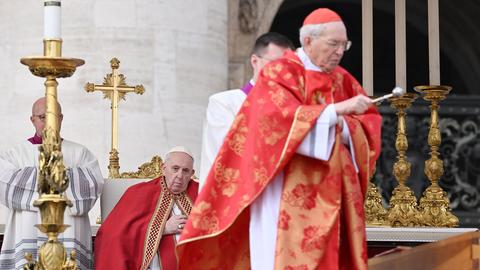 Papst Franziskus sitzt während der Beerdigung des emeritierten Papst Benedikt XVI. vor dem Petersdom
