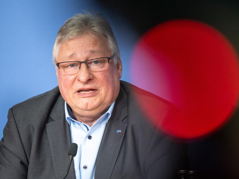 Martin Burkert, Vorsitzender der Gewerkschaft EVG, spricht bei einer gemeinsamen Pressekonferenz von Verdi und EVG.