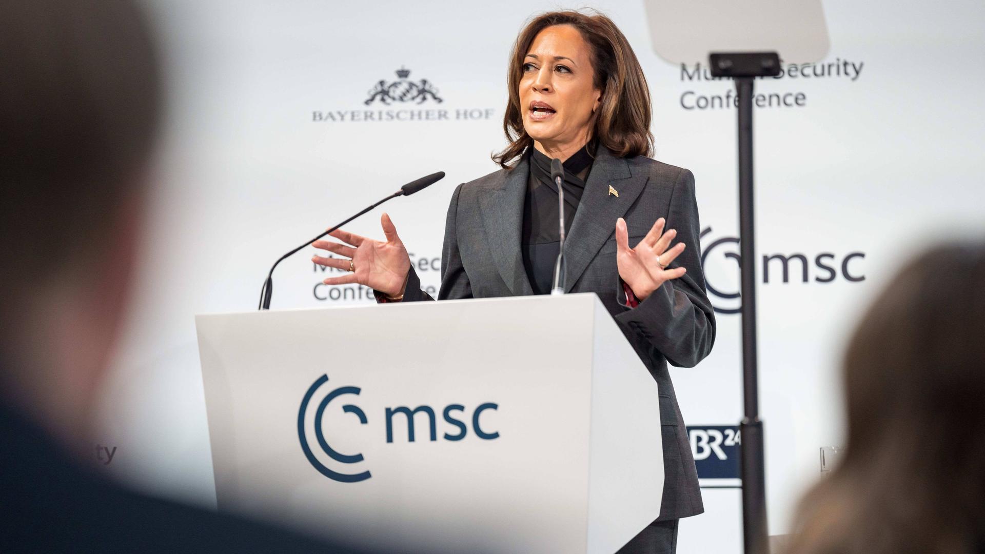 Die amerikanische Vizepräsidentin Kamala Harris bei einer Rede auf der Münchner Sicherheitskonferenz. Im Vordergrund das Rednerpult mit dem Logo der Konferenz. Die amerikanische Vizepräsidentin Kamala Harris bei einer Rede auf der Münchner Sicherheitskonferenz. Im Vordergrund das Rednerpult mit dem Logo der Konferenz.