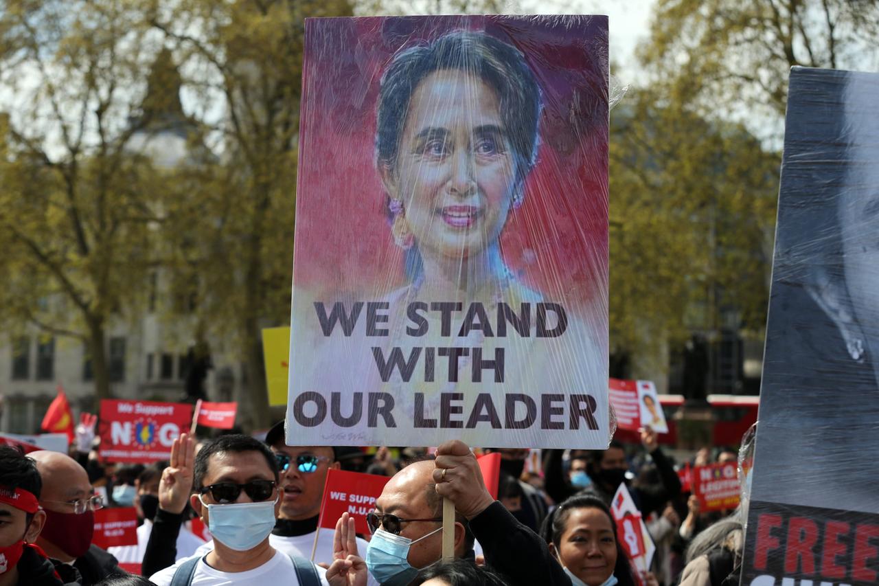 Während einer Protestveranstaltung im Mai 2021 in London wird ein Plakat mit dem Foto von Aung San Suu Kyi in die Höhe gehalten. Während einer Protestveranstaltung im Mai 2021 in London wird ein Plakat mit dem Foto von Aung San Suu Kyi in die Höhe gehalten.